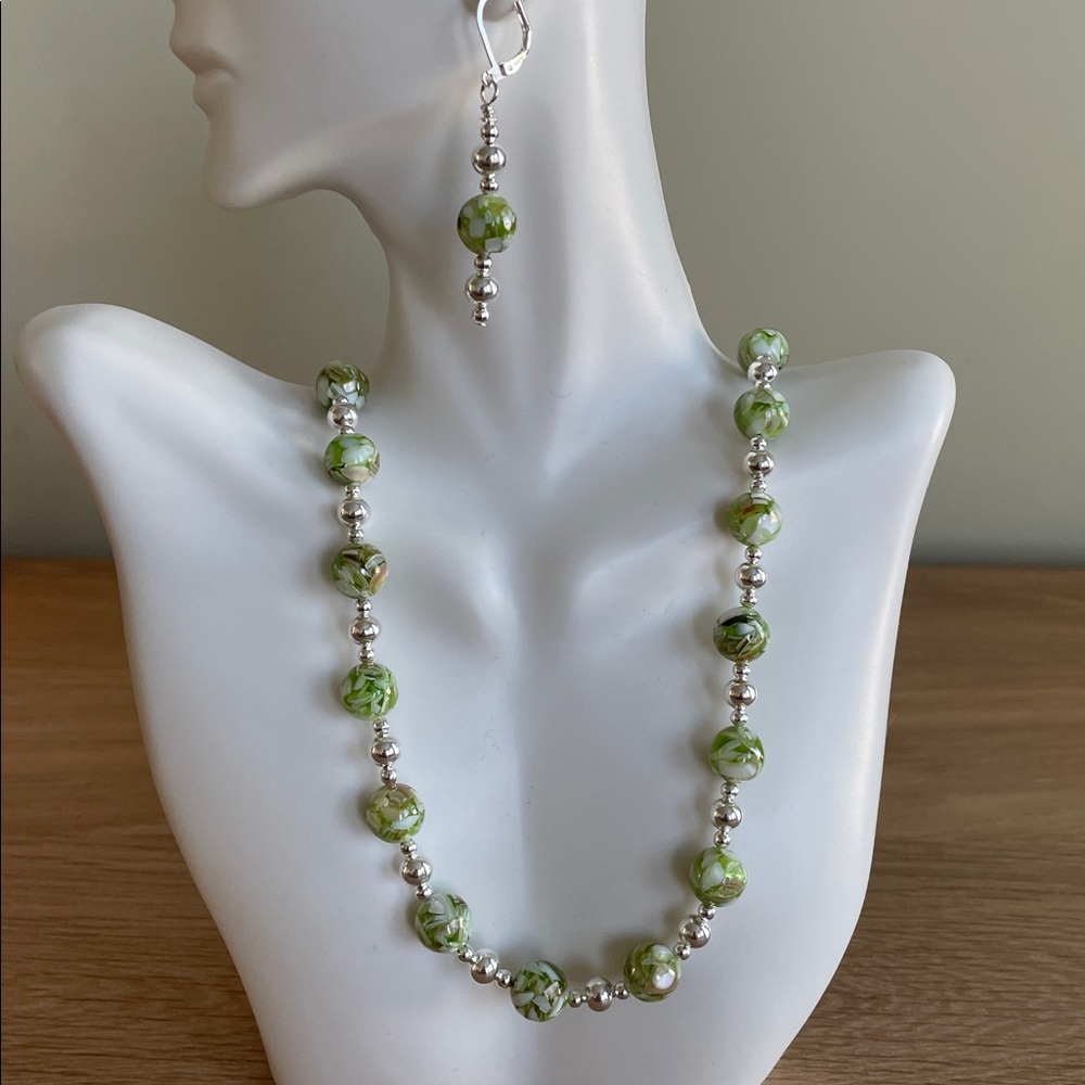 ARTISAN HAND CRAFTED INLAID SEASHELL  BEAD NECKLACE & EARRING SET Green Cream